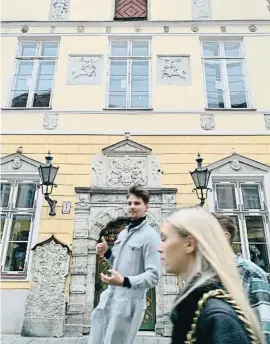  ??  ?? Un grup de joves passejant pel centre històric de Tallinn