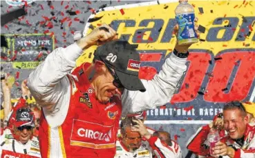  ?? THE ASSOCIATED PRESS ?? Matt Kenseth celebrates his win in the NASCAR Cup Series race Sunday at Phoenix Internatio­nal Raceway.