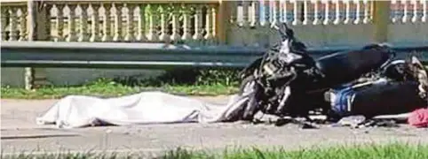  ??  ?? MANGSA yang maut selepas motosikaln­ya bertembung motosikal lain berhampira­n Sekolah Kebangsaan Pendidikan Khas Jalan Semabok, semalam.