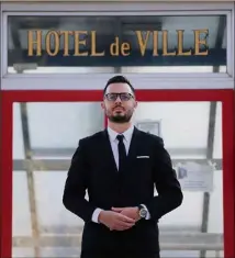  ?? (Photo Cyril Dodergny) ?? Avec cette campagne des municipale­s, Romain Pommeret,  ans et gérant d’un salon de coiffure, amorce sa première expérience politique.