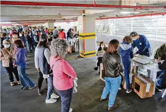  ?? MAURICIO MORENO/ADN. ?? Personas de todas las edades acudieron masivament­e a los puestos de votación.