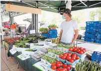  ?? BOB TYMCZYSZYN TORSTAR ?? Masks are worn at St. Catharines’ farmers market by both vendors and shoppers.