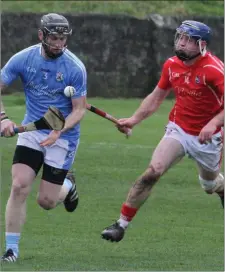  ??  ?? Eddie Power chasing Graigue-Ballycalla­n’s Bob Murphy.