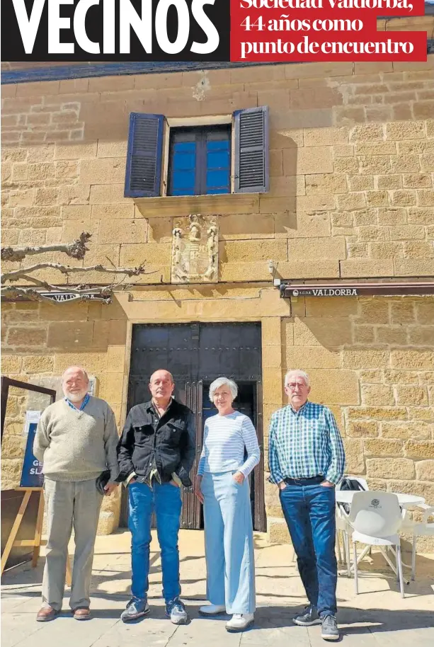  ?? ?? Juanjo Liberal, Txema Jiménez, Maite García y Javier Arrieta, frente a la Sociedad Valdorba de Barasoain.