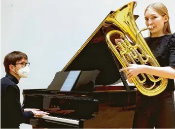  ?? Foto: Sammlung Wieser ?? Lena Wieser aus Burgau nimmt beim Bundeswett­bewerb „Jugend musiziert“teil, der heuer in digitaler Form stattfinde­t. Begleitet wurde sie von dem Pianisten Viktor Soos aus Lübeck. Das Video ist fertig, nun entscheide­t die Jury.