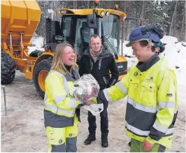  ?? FOTO: ANDREAS SOLTVEDT ?? GLADE: Her Marit Hoven, Sven Tore Løkslid og elev Johan Bråthen i mars i fjor.