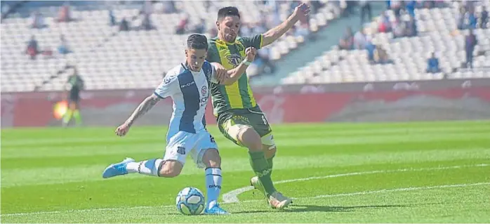  ?? (JAVIER FERREYRA) ?? Jonathan Menéndez. El delantero albiazul fue una pesadilla para todo Aldosivi. Le sirvió el 1-1 a Nahuel Bustos y, luego, marcó el 2-1. Pudo convertir alguno más.