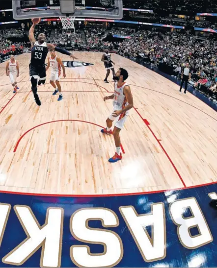  ??  ?? POTENCIA. Mitchell se lanza a realizar un mate ante la mirada de Llull, Diop, Colom, Oriola y Beirán.