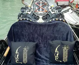  ??  ?? Sul web La foto della gondola con i cuscini del Duce e il simbolo della X Mas
