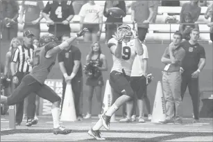  ?? MICHAEL J. OKONIEWSKI | SPECIAL TO THE COURANT ?? TYLER DAVIS catches a touchdown pass in the second half Saturday against Syracuse. It was the first college pass thrown by UConn redshirt freshman Marvin Washington.