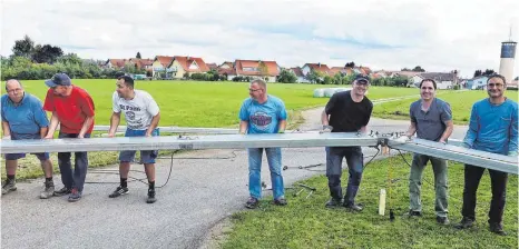  ?? FOTO: AFI ?? Mit vereinten Kräften wird das Zelt des Musikverei­ns Ellenberg beim Vereinshei­m aufgebaut