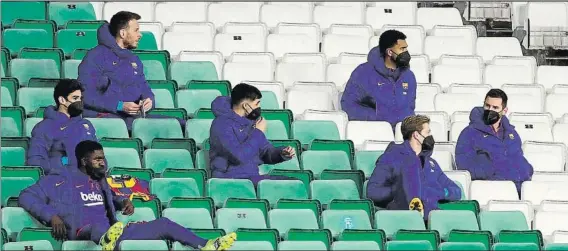  ?? FOTO: EFE ?? Messi, Pedri y De Jong empezaron el partido desde el banquillo. En la imagen, los tres, junto a Umtiti, Trincao, Neto y Matheus, en la grada del Benito Villamarín