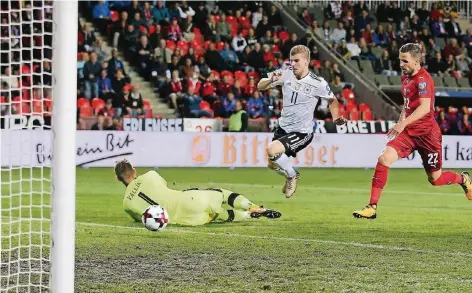  ?? FOTO: IMAGO/TEAM2 ?? Timo Werner trifft zum 1:0. Der Stürmer des Bundesligi­sten RB Leipzig lässt Torhüter Tomas Vaclik keine Chance. Filip Novak kommt zu spät.