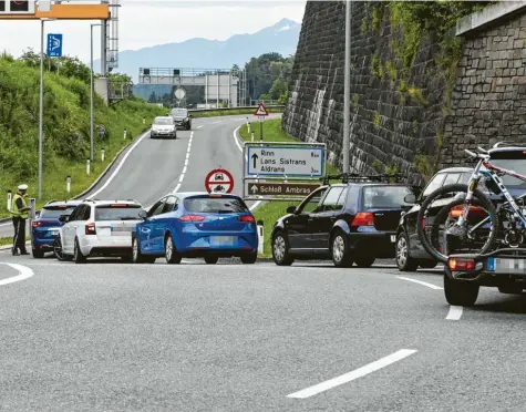  ?? Fotos: Zeitungsfo­to.at/Daniel Liebl/APA, dpa; Julian Würzer (2) ?? Hier geht’s nicht weiter – zumindest nicht für Fernreisen­de: Polizeikon­trolle am Samstag an der Inntalauto­bahn.