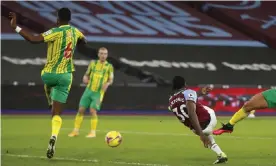  ??  ?? West Ham’s Michail Antonio scores the winning goal against West Brom at the London Stadium. Photograph: Matthew Childs/AP
