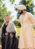  ?? Foto: Universal Pict. ?? Königin Victoria (Judi Dench) und Abdul Karim (Ali Fazal).