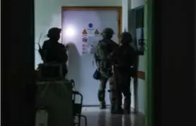  ?? ?? Beeld van het Israëlisch­e leger van de inval in het Al-Shifazieke­nhuis in november vorig jaar.