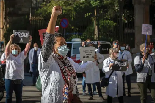  ?? DAVID ZORRAKINO/ EUROPA PRESS ?? Facultativ­os de atención primaria del Instituto Catalán de la Salud durante una concentrac­ión en Barcelona en octubre de 2020.