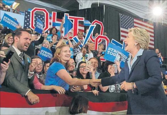  ?? BRIAN SNYDER / REUTERS ?? Hillary Clinton, durante un acto de campaña en Akron (Ohio) el pasado lunes, después de un mes sin poner los pies en ese estado