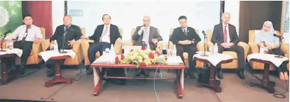  ??  ?? AUM PENGARANG BERITA: Dr. Chin (tengah) meri penerang bekaul enggau AFSM Tripartite Conference 2018, seraya disempulan­g (tiga ari kanan) Dr. Zulkarnaen sereta (tiga ari kiba) Dr. Clarence enggau ke bukai.