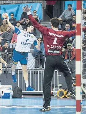  ?? FOTO: PERE PUNTÍ ?? Adrià Martínez intenta superar a Niklas Landin en un acción del Granollers-Kiel