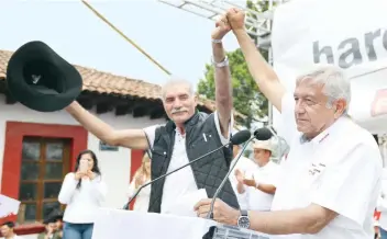  ??  ?? El abanderado de la coalición Juntos Haremos Historia, Andrés Manuel López Obrador, volvió a ser acompañado en mitin en Michoacán por el ex líder de las autodefens­as en ese estado, José Manuel Mireles.