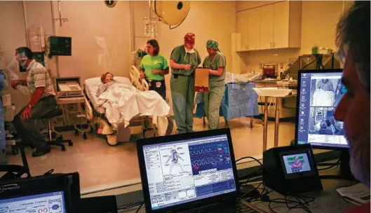  ?? Houston Chronicle ?? En esta foto de archivo, empleados del Texas Children’s Hospital participan de una simulación de un parto de emergencia en Houston.