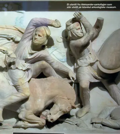  ??  ?? Et utsnitt fra Aleksander-sarkofagen som står utstilt på Istanbul arkeologis­ke museum.
