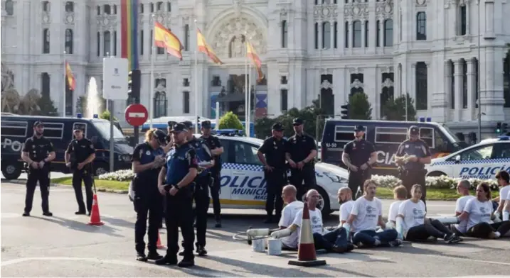  ?? © getty images ?? 80 organisati­es – waaronder het hier protestere­nde Greenpeace – zijn verenigd in het Plataforma en Defensa de Madrid Central. Zij haalden hun gelijk bij de rechter.