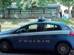  ??  ?? Nel cuore di Treviso Una volante della polizia di fronte all’isola della Pescheria