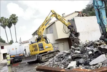  ??  ?? Les maisons sont détruites à coup de pelleteuse­s et sous un jet d’eau pour limiter les nuages de poussières au-dessus de l’A.