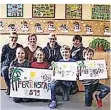  ?? FOTO: STADT ?? Die Kinder des „Eulenneste­s“(Offene Ganztagsgr­undschule der KGS Schulstraß­e) haben das diesjährig­e Plakat des Tönisvorst­er Ferienspaß­es gemalt.