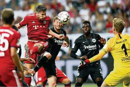  ?? Foto: Getty ?? Robert Lewandowsk­i (.) trifft zum : für die Bayern gegen Frankfurt im Supercup.