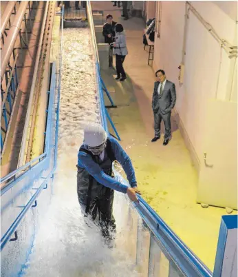  ?? FOTO: DPA ?? Im Ujigawa Open Laboratory in Kyoto erforschen Wissenscha­ftler, wie sich verheerend­e Regenfälle auf unterirdis­che Bauten auswirken.