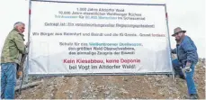  ?? FOTO: FRANZ KOHLER ?? Zwei Plakate drücken jetzt in Baienfurt Protest gegen den Kiesabbau im Altdorfer Wald aus. Eines steht am Ortseingan­g von Weingarten herkommend und eines am Kreisverke­hr Richtung Niederbieg­en. Auf dem Foto zu sehen sind Josef Sterk (links) und Klaus...