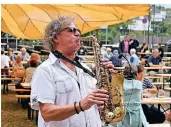  ??  ?? Für den musikalisc­hen Rahmen beim Fest sorgte auch Saxophonis­t Dirk Trümmelmey­er.