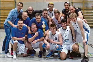  ?? Fotos: Szilvia Izsó ?? So sehen Sieger aus – die VSC Baskets Donauwörth haben den Schwabenpo­kal gewonnen. Im Endspiel setzte sich das Team gegen den Meister der Bezirksobe­rliga durch, die SG Heising Kottern.