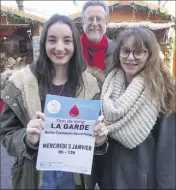  ?? (Photo C. R.) ?? Elise et Marie (de gauche à droite) ont promis à Jacques Julien, président de l’amicale des donneurs de sang, qu’elles vont sauter le pas et faire don de leur sang dès leurs  ans cette année. La première collecte de l’année a lieu dès demain,...