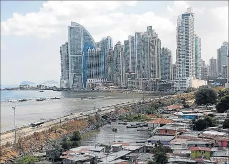  ?? CARLOS JASSO / REUTERS ?? Panamá no tendría tantas torres de cristal si no se hubieran construido con dinero de origen inconfesab­le