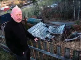  ?? FOTO: TORMOD FLEM VEGGE ?? Roar Moen var en av de første som startet slokkingen av garasjebra­nnen på Mjølemoen i Birkenes natt til onsdag. Han bor i et hus på en høyde over garasjen.
