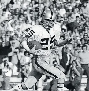  ?? — GETTY IMAGES FILES ?? Fred Biletnikof­f takes off down the field after making a catch during the Raiders’ win over the Vikings in Super Bowl XI.