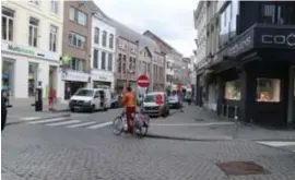  ?? FOTO LW ?? Door de parkeerstr­ook links van de enkele rijrichtin­g op de Botermarkt is het zicht van de chauffeurs op de fietsers uit de andere richting beperkt.