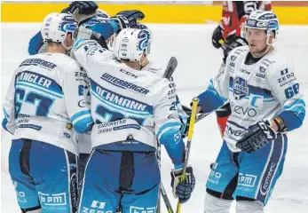  ?? FOTO: CHRISTIAN FLEMMING ?? Sie wollen weiter jubeln: Die EV Lindau Islanders stehen im Play-off-Viertelfin­ale.