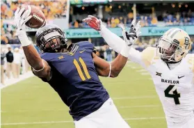  ?? Chris Jackson / Associated Press ?? West Virginia's Kevin White hauls in a TD pass over Baylor's Xavien Howard.