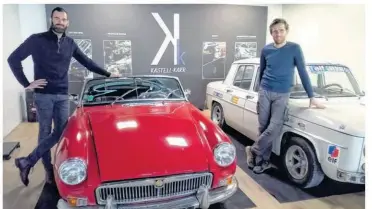  ?? ?? Antoine et Emmanuel dans le show-room qui présente entre autres une MGB MK1 (1966) et une Gordini R8 (1968) avec laquelle les 2 amis concourent. Un arrivage de véhicules italiens (Fiat Dino, Lancia Fluvia) et une 4 CV en cours de restaurati­on viendront compléter l’espace. .