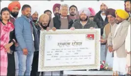  ?? SANJEEV KUMAR/HT ?? Punjab CM Capt Amarinder Singh, state Congress chief Sunil Jakhar and other party leaders during the distributi­on of cheques under the debtwaiver scheme in Mansa on Sunday.