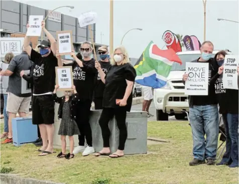  ?? Picture: MATTHEW FIELD ?? TAKING A STAND: East London residents take part in the Move One Million demonstrat­ion on Saturday outside PnA Stationers in Nahoon