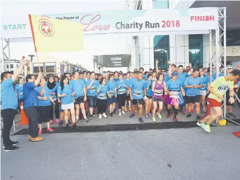  ?? — Photo by Muhammad Rais Sanusi ?? Assistant Minister of Transporta­tion Datuk Dr Jerip Susil flags off some 800 runners at the inaugural United People’s Party Charity Run 2018 at Crown Towers in Kuching. Themed ‘The Power of Love’, the event yesterday witnessed the donation of RM50,000...