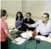  ??  ?? El director del Inedec, Jorge Chapoy platicó con padres de atletas de tiro deportivo.