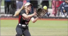  ?? JOHN BLAINE — FOR THE TRENTONIAN ?? Robbinsvil­le second baseman Alyssa Whitman catches a line drive against Ramsey during the Group II state final at Kean University. The Group II champion Ravens held onto the top spot in the area rankings despite falling the ToC semifinals.